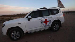 הצלב האדום שבידיו עידן אלכסנדר מתקרב למחסום כיסופים