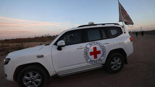 הצלב האדום שבידיו עידן אלכסנדר מתקרב למחסום כיסופים