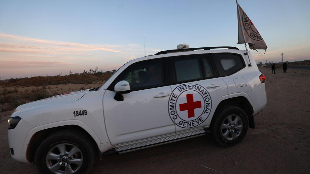Машина Красного Креста (Фото: AP Photo/Abdel Kareem Hana) הצלב האדום שבידיו עידן אלכסנדר מתקרב למחסום כיסופים