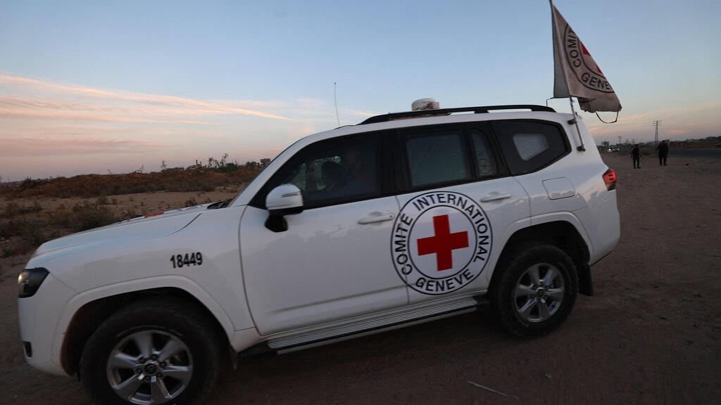 הצלב האדום שבידיו עידן אלכסנדר מתקרב למחסום כיסופים