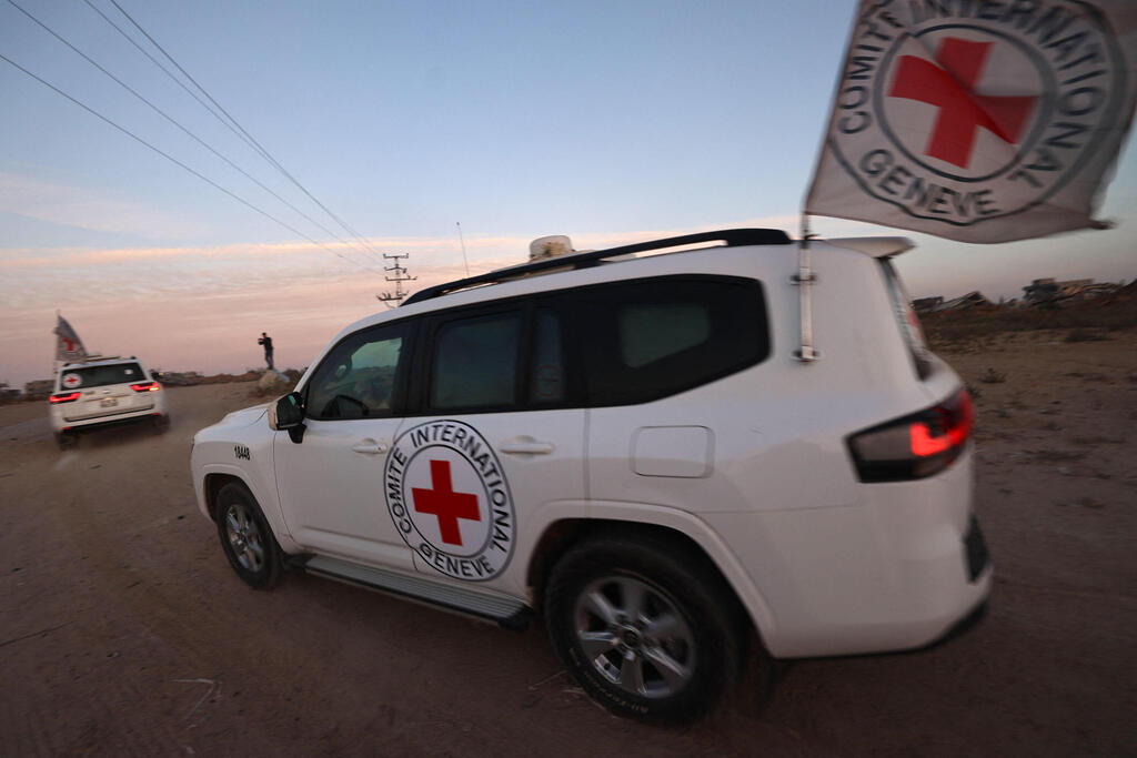 הצלב האדום שבידיו עידן אלכסנדר מתקרב למחסום כיסופים