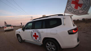 הצלב האדום שבידיו עידן אלכסנדר מתקרב למחסום כיסופים