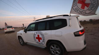 הצלב האדום שבידיו עידן אלכסנדר מתקרב למחסום כיסופים