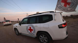 הצלב האדום שבידיו עידן אלכסנדר מתקרב למחסום כיסופים