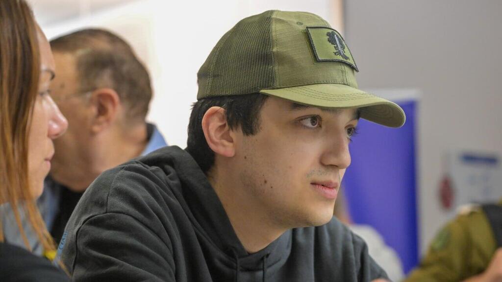 Edan Alexander in the hospital after his release from captivity in Gaza (Photo: IDF Spokesperson's Unit) עידן אלכסנדר נפגש עם בני משפחתו לראשונה בבית החולים איכילוב