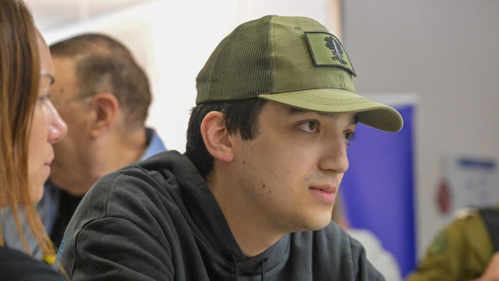 Freed IDF soldier Edan Alexander after his release from 584 days in captivity (Photo: IDF) עידן אלכסנדר נפגש עם בני משפחתו לראשונה בבית החולים איכילוב