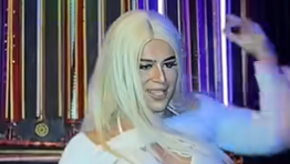 בר גניש במופע דראג בתאילנד