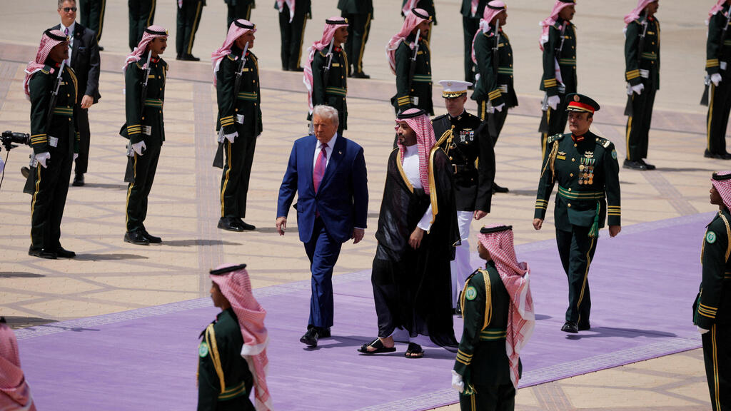The kingdom welcomed Trump with full ceremonial honors, including a military parade and reception by Crown Prince Mohammed Bin Salman (Photo: Brian Snyder/Reuters) נשיא ארה"ב דונלד טראמפ עם יורש העצר מוחמד בן סלמאן בסעודיה