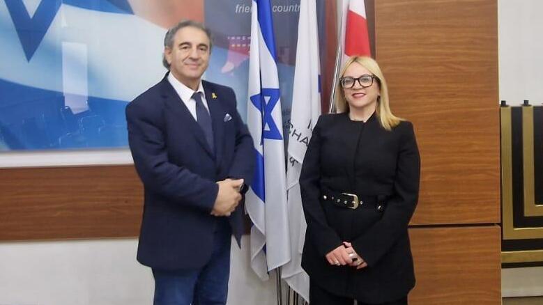 אילת מאמו שי לצד איציק משה. טרוריסטים איראנים שמו אותו על הכוונת