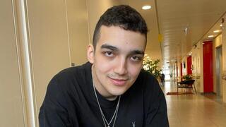 שורד השבי עידן אלכסנדר עם שרשרת שהעניק לו  סטיב וויטקוף שהיתה שייכת לבנו המנוח