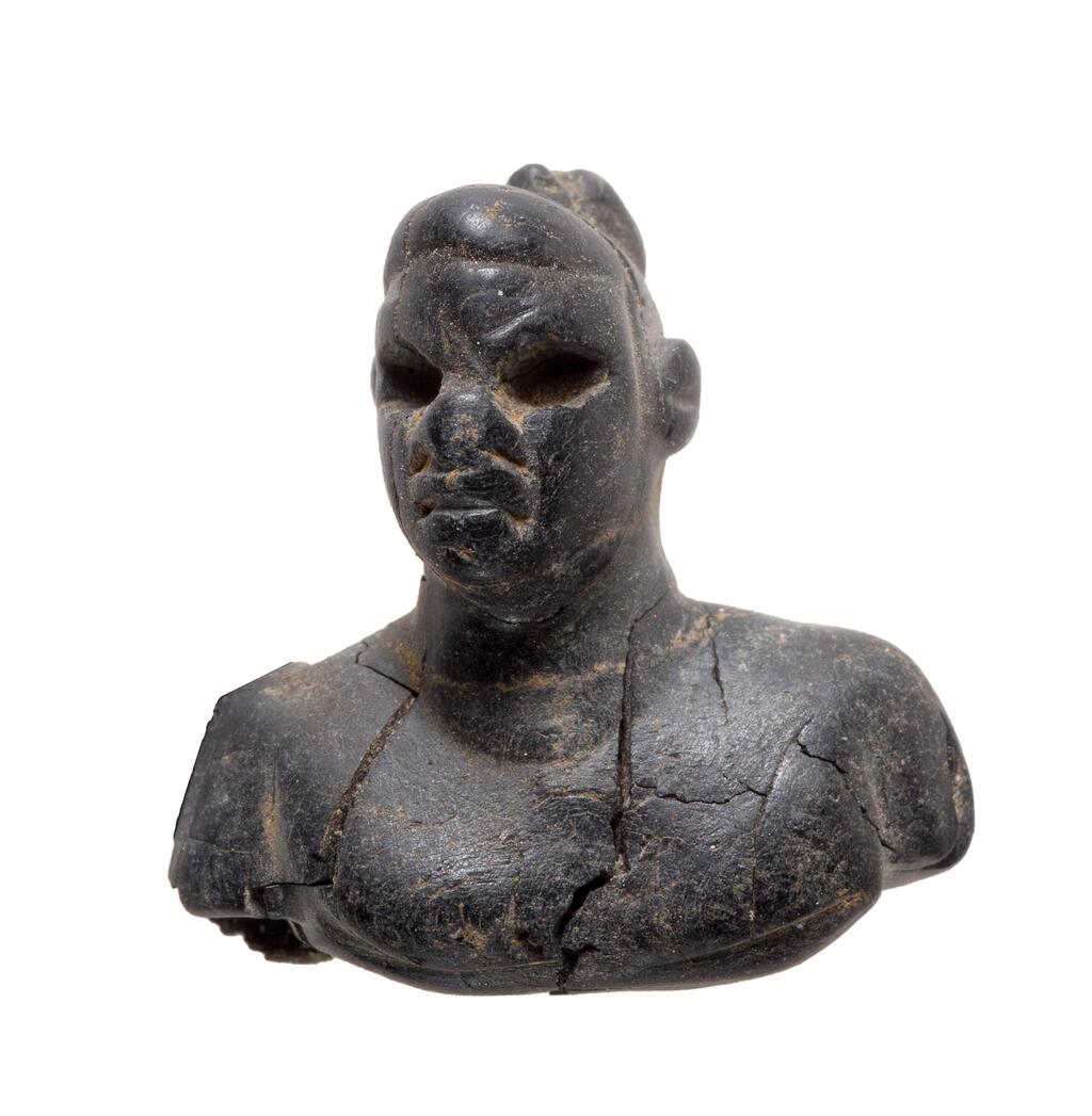 אחד הפסלונים שהתגלה בחפירה