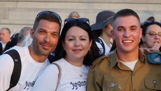סגן יונתן גוטין ז"ל עם הוריו, אלה ואלכס