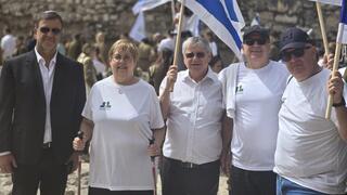 מימין לשמאל: איש העסקים ראובן פרץ, רו"ח משה פרץ, רו"ח ראובן שיף, מיכאלה שיף, עו"ד חיים אברג'יל 