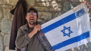גאורגי מניף דגל ישראל