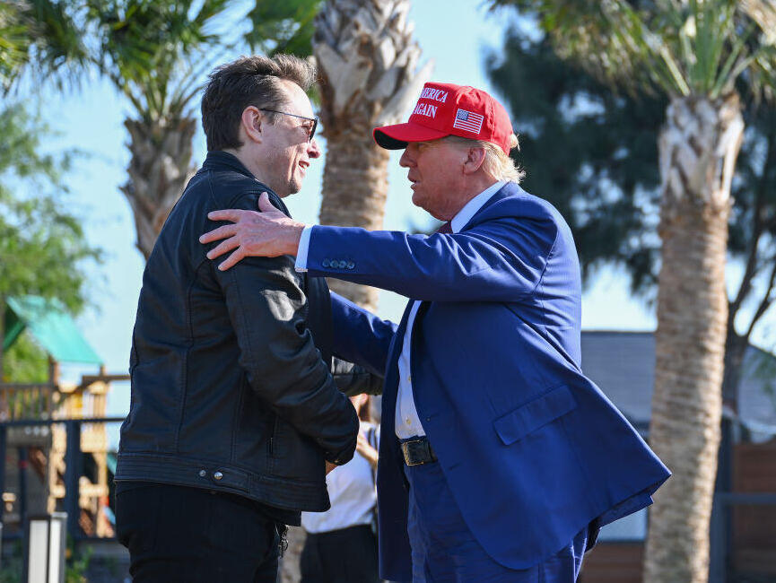 "לא איכפת לך שאריץ עליך צחוקים, נכון?". דונלד טראמפ ואילון מאסק (צילום: Brandon Bell/Getty Images) אילון מאסק דונלד טראמפ