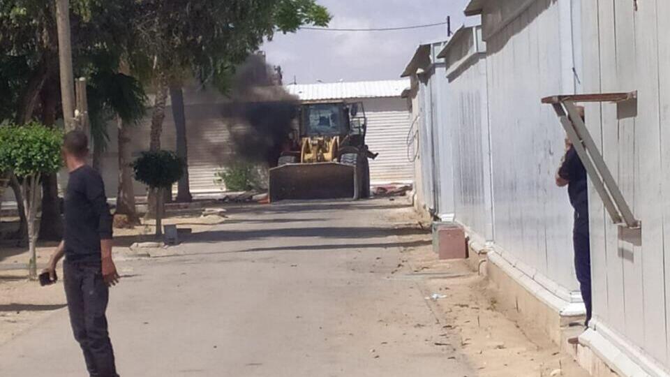 דחפור שהותקף באזור בית החולים האירופי בחאן יונס, אחרי ניסיון החיסול של מוחמד סינוואר