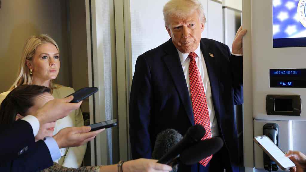 President Trump talks to reporters on board Air FOrce One (Photo: Win McNamee / Getty Images) נשיא ארה"ב דונלד טראמפ