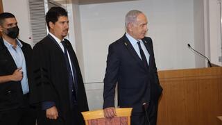 רה"מ בנימין נתניהו נכנס לאולם הדיונים על מנת לתת את עדותו בתיקי אלפים