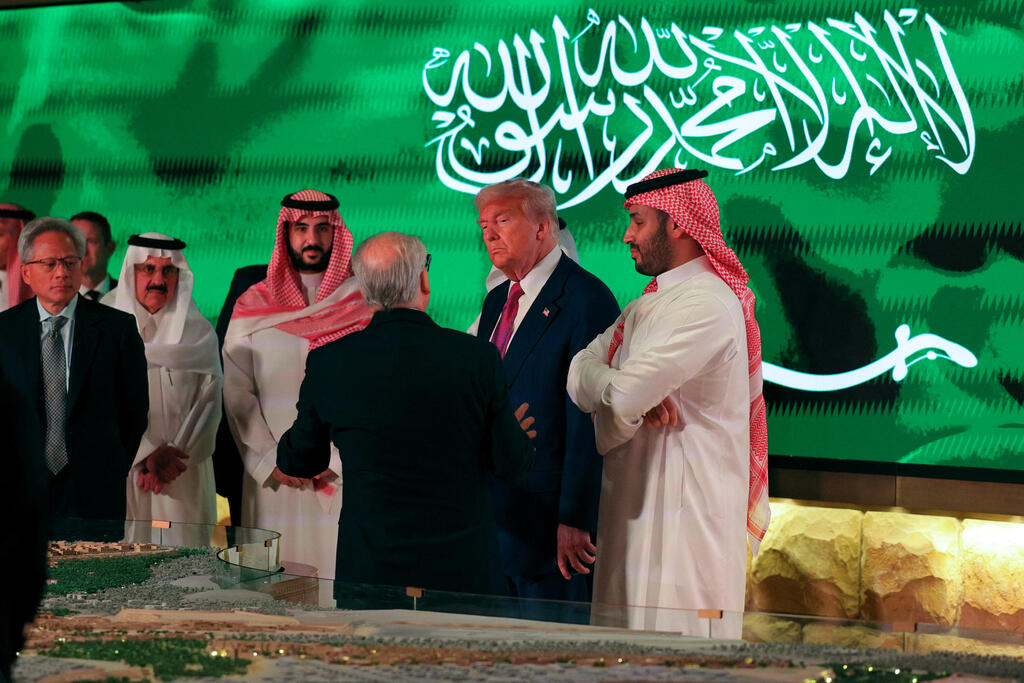 מימין: מוחמד בן סלמאן, הנשיא טראמפ ומנכ"ל אנבידיה, ג'נסן הואנג