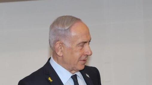 רה"מ בנימין נתניהו נכנס לאולם הדיונים על מנת לתת את עדותו בתיקי אלפים