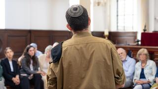נבו קצין הנפגעים שמלווה את משפחתה של רבקה ברוך ז"ל בפגישה עם המשפחה בבית הכנסת הגדול בהאג 