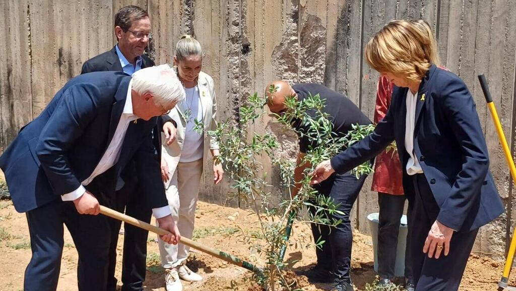 German President Frank-Walter Steinmeier with President Isaac Herzog in Kibbutz Be'eri (Photo: Kibbutz Be'eri) נשיא המדינה ונשיא גרמניה נוטעים עץ בקיבוץ בארי