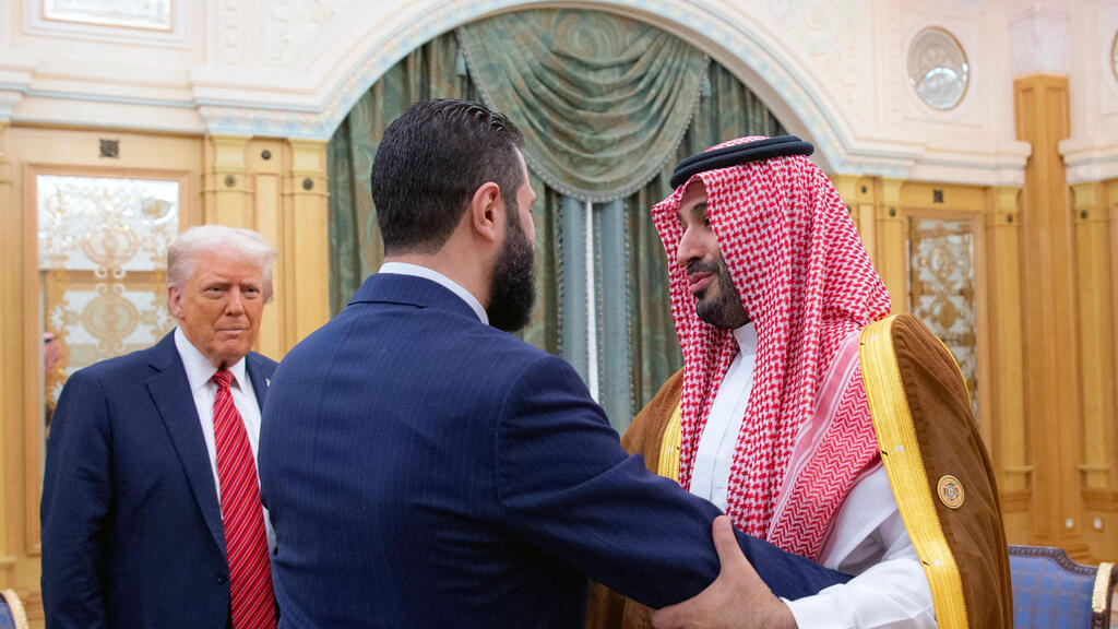 The meeting between U.S. President Donald Trump, Syrian President Ahmad al-Shara, and bin Salman (Photo: AFP) הפגישה של נשיא ארה"ב דונלד טראמפ עם נשיא סוריה אחמד א-שרע ובן סלימאן