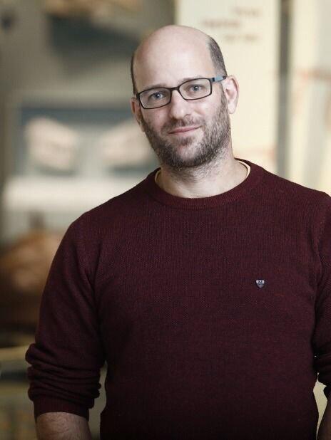 Dr. Amos Belmaker (Photo: Yael Tzur) ד"ר עמוס בלמקר, מנהל אוסף העופות של מוזיאון הטבע ע"ש שטיינהרדט