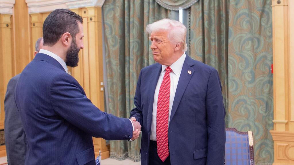 Ахмед аш-Шараа и Дональд Трамп (Фото: сеть X, архив) הפגישה של נשיא ארה"ב דונלד טראמפ עם נשיא סוריה אחמד א-שרע ובן סלימאן