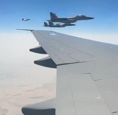 קטאר מטוסי F-15 קטארים מלווים את ה אייר פורס 1 של נשיא ארה"ב דונלד טראמפ