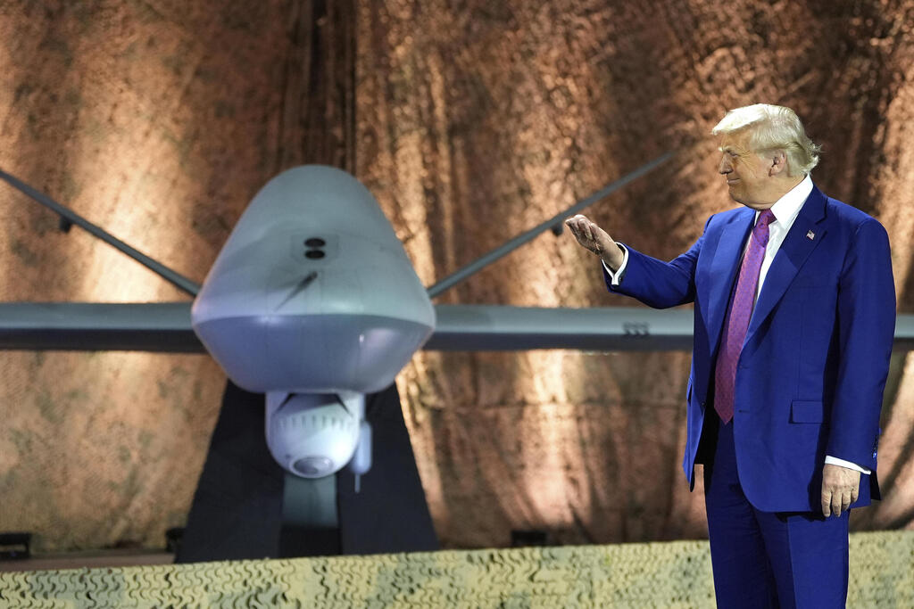 US President Donald Trump stands beside an MQ-9 Reaper drone during remarks to US troops at Al Udeid Air Base in Qatar (Photo: AP Photo/Alex Brandon) נשיא ארה"ב טראמפ מציג כטב"ם MQ-9 בנאום ל חיילים של צבא ארה"ב ב בסיס אל-עודייד ב קטאר