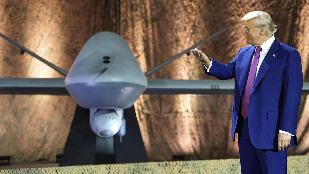 Трамп и MQ-9 Reaper (Фото: AP Photo/Alex Brandon) נשיא ארה"ב טראמפ מציג כטב"ם MQ-9 בנאום ל חיילים של צבא ארה"ב ב בסיס אל-עודייד ב קטאר
