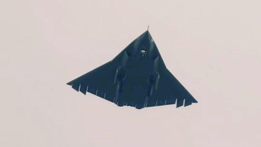 Footage from March 2025 shows a prototype of the sixth-generation stealth fighter jet China is developing, dubbed the J-36. תיעוד ממרץ 2025 של אב טיפוס למטוס קרב חמקן מהדור השישי ש סין מפתחת וזכה לכינוי J-36