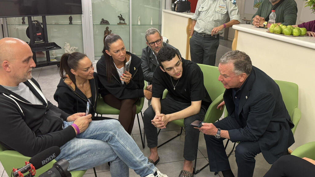 US special envoy Steve Witkoff (right) with freed hostage Edan Alexander (second from right) and his family סטיב וויטקוף נפגש עם עידן אלכסנדר ומשפחתו