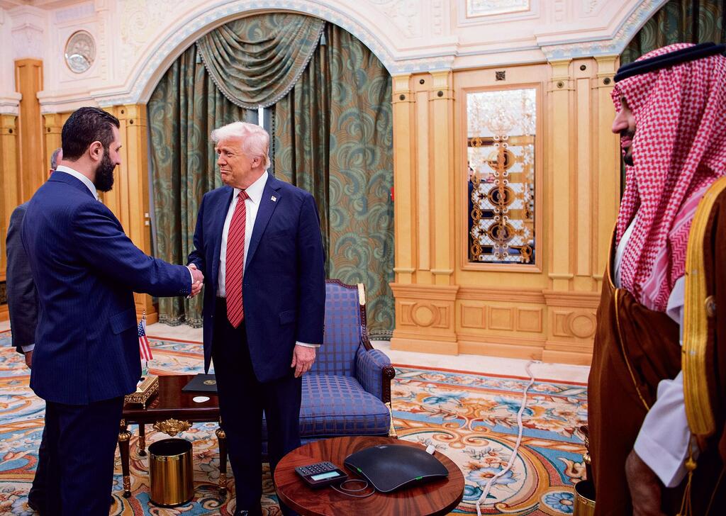 המארח מוחמד בן סלמאן מביט בלחיצת היד ההיסטורית בין אחמד א־שרע לדונלד טראמפ