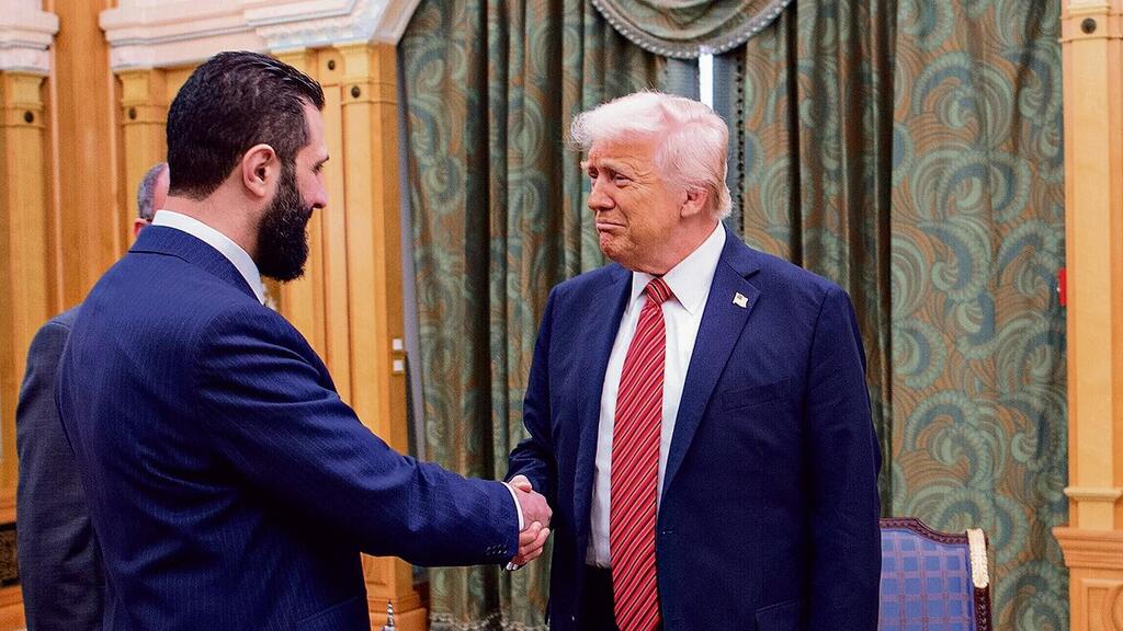 המארח מוחמד בן סלמאן מביט בלחיצת היד ההיסטורית בין אחמד א־שרע לדונלד טראמפ