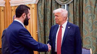 המארח מוחמד בן סלמאן מביט בלחיצת היד ההיסטורית בין אחמד א־שרע לדונלד טראמפ