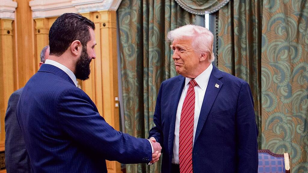 המארח מוחמד בן סלמאן מביט בלחיצת היד ההיסטורית בין אחמד א־שרע לדונלד טראמפ