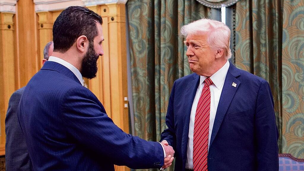 המארח מוחמד בן סלמאן מביט בלחיצת היד ההיסטורית בין אחמד א־שרע לדונלד טראמפ