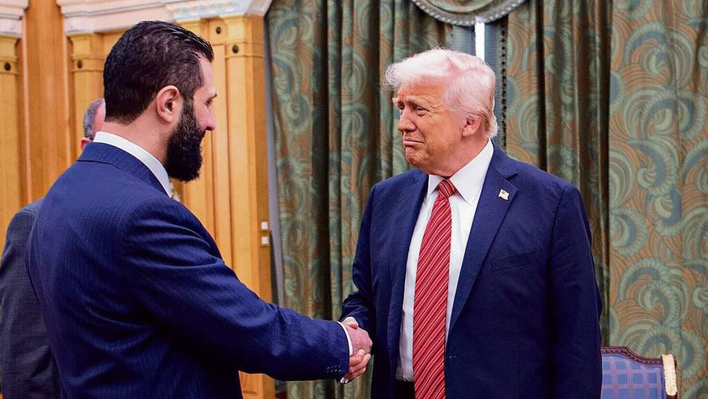 Президенты Сирии и США (Фото: Bandar Aljaloud/Saudi Royal Palace, AP) המארח מוחמד בן סלמאן מביט בלחיצת היד ההיסטורית בין אחמד א־שרע לדונלד טראמפ