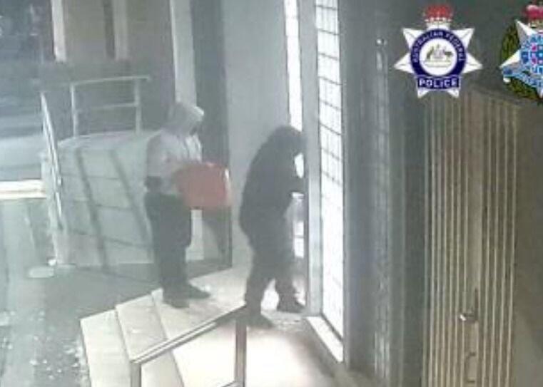 שניים מהמציתים עם חומר דליק