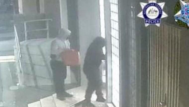 Момент поджога синагоги в Мельбурне (Фото: полиция Мельбурна с камер наблюдения ) שניים מהמציתים עם חומר דליק