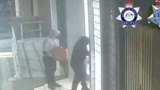 שניים מהמציתים עם חומר דליק