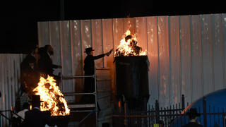 הדלקת מדורה באחד המתחמים