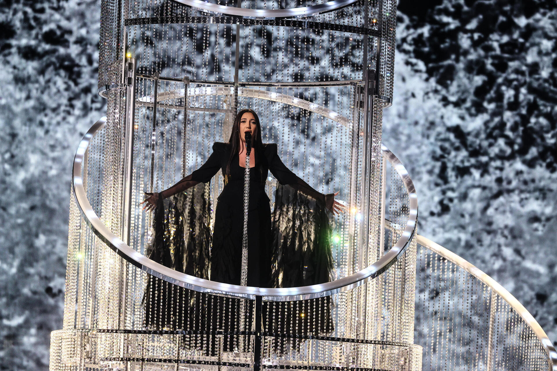 על הבמה. יובל רפאל בחזרה הגנרלית לאירוויזיון בבאזל  