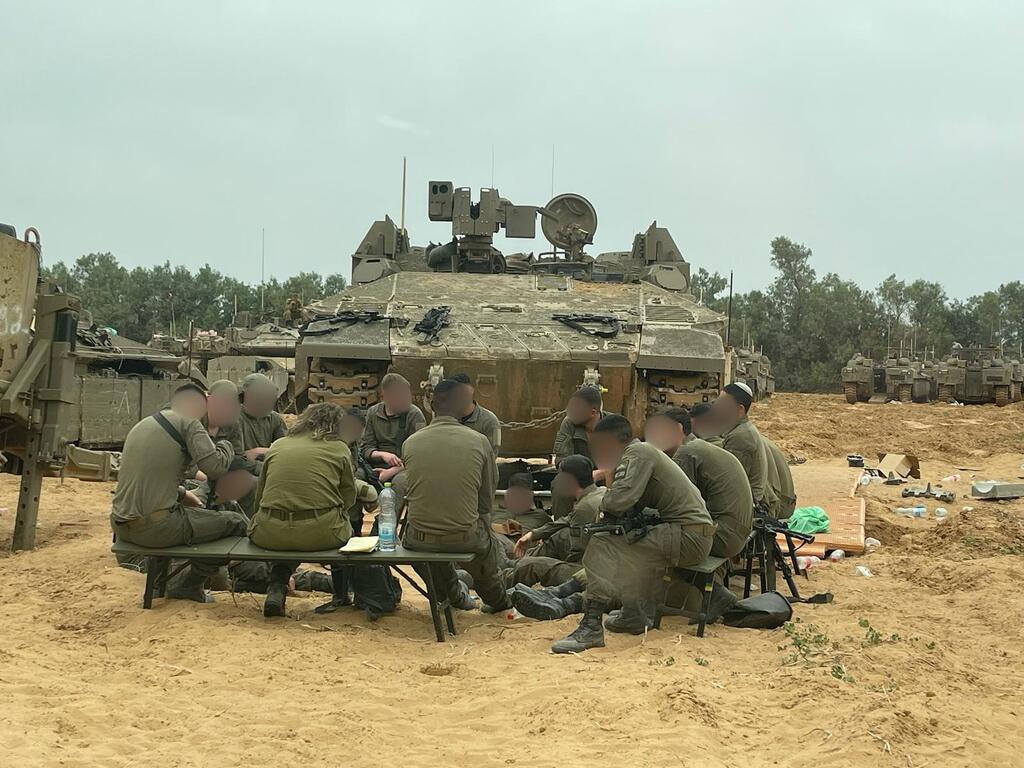 Combat processing with IDF mental health officers in the field (Photo: IDF) עיבוד לחימה בסיוע קב"נים בשדה הקרב