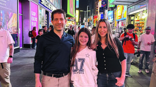 מימין: אני, רומי וגיא בטיים־סקוור בניו־יורק. צברנו אוסף בלתי נשכח של חוויות וכן, ישנו כולנו בחדר אחד