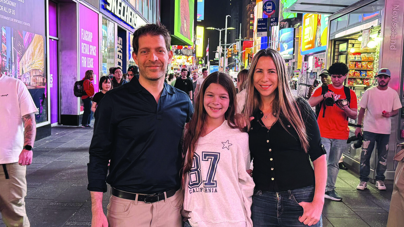 מימין: אני, רומי וגיא בטיים־סקוור בניו־יורק. צברנו אוסף בלתי נשכח של חוויות וכן, ישנו כולנו בחדר אחד