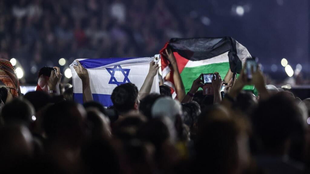 Israeli, Palestinian flags waved during Yuval Raphael's rehearsal (Photo: Gil Nehushtan) דגל ישראל ופלסטין בחזרה