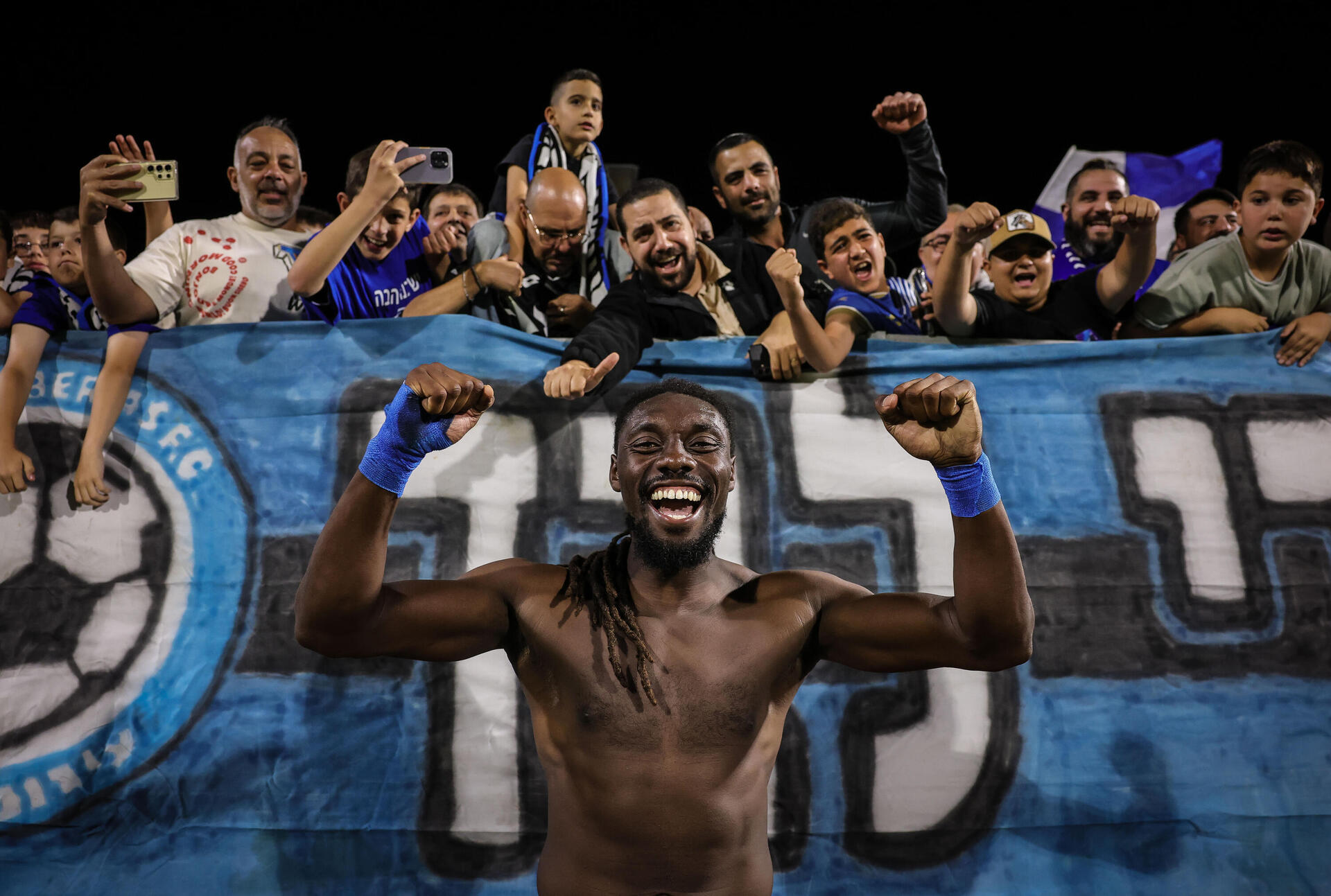 ג'ורדן בוטאקה חוגג עם אוהדי טבריה את ההישארות בליגת העל 